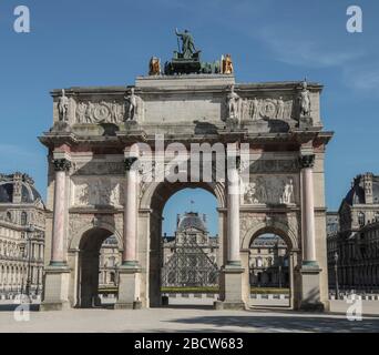 MAINTIEN PARISIEN : UN DIMANCHE ENSOLEILLÉ AUTOUR DU LOUVRE Banque D'Images