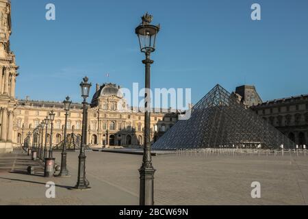 MAINTIEN PARISIEN : UN DIMANCHE ENSOLEILLÉ AUTOUR DU LOUVRE Banque D'Images