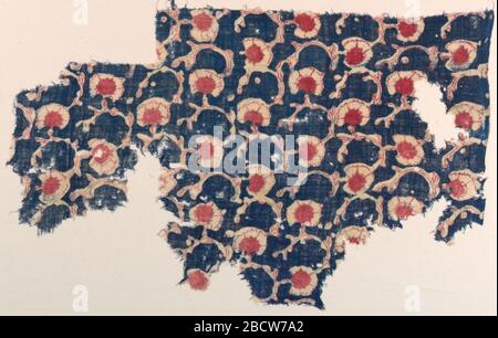 Fragment. Recherche dans ProgressFragment de serpenté serré, tissage de coton Uni sans serrer avec tout le modèle de tiges à défilement très simple, têtes de fleurs de type carnation réservées sur un sol bleu profond, avec des accents et des détails peints en rouge. Fragment Banque D'Images