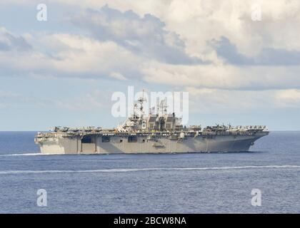 Le navire d'assaut amphibie de la marine américaine USS America effectue une patrouille de routine le 23 mars 2020 dans la mer des Philippines. Banque D'Images