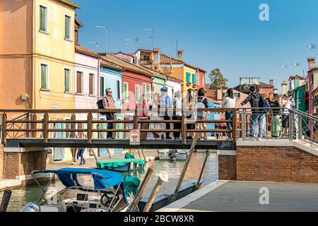 Maisons colorées sur l'île italienne de l'île de Burano an dans la lagune vénitienne une promenade en bateau raisonnablement courte de Venise, Italie Banque D'Images