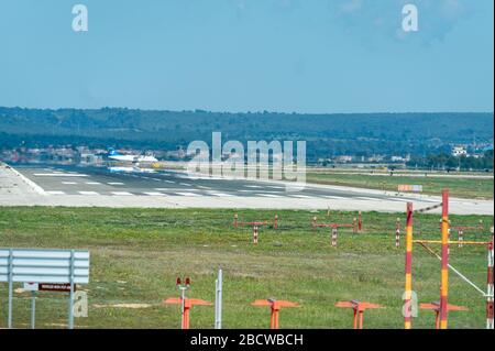 Palma de Majorque, Espagne. 5 avril 2020. Piste d'atterrissage à l'aéroport de Palma de Majorque à - Palma de Majorque sous Corona fermé le 5 avril 2020 à Palma de Majorque, . Crédit: Thomas Reiner/ESPA/Alay Live News Banque D'Images