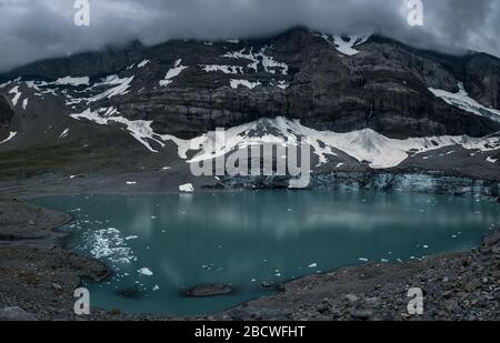 Splendide lac glaciar dans les Alpes suisses Banque D'Images