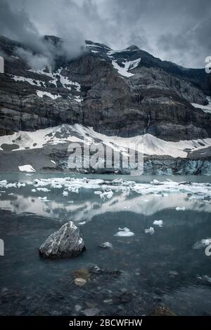 Splendide lac glaciar dans les Alpes suisses Banque D'Images