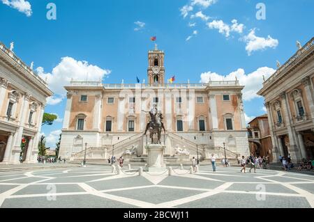 Statue de l'empereur romain Marcus Aurelius à cheval devant le Palazzo Senatorio sur la Piazza del Campidoglio, Rome Banque D'Images