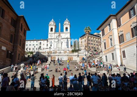 ROME, ITALIE - 1er JUILLET 2017 - jour occupé sur les marches espagnoles, Rome, avec l'église Trinità dei Monti surplombant la foule du sommet. Banque D'Images