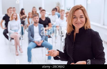 femme d'affaires souriante debout dans la salle de conférence Banque D'Images
