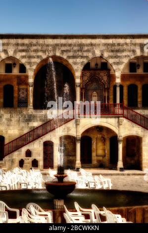 Entrée principale au Palais Beiteddine, fontaine, escaliers et arcade, Beiteddine, Mont Liban, Liban, Moyen-Orient, couleur douce Banque D'Images