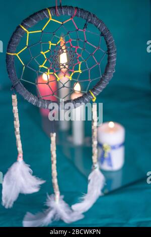 DREAM CATCHER ET MANDALA AVEC DES BOUGIES ET DES NAPPES VERTES Banque D'Images