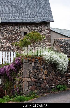 Le petit village médiéval de montagne de Beaune-le-Froid dans la région Auvergne de France, réputé pour son fromage appelé Saint-Nectaire. Banque D'Images