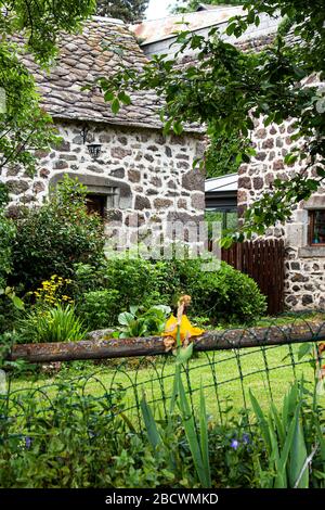 Le petit village médiéval de montagne de Beaune-le-Froid dans la région Auvergne de France, réputé pour son fromage appelé Saint-Nectaire. Banque D'Images