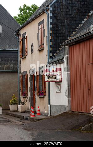 Le petit village médiéval de montagne de Beaune-le-Froid dans la région Auvergne de France, réputé pour son fromage appelé Saint-Nectaire. Banque D'Images