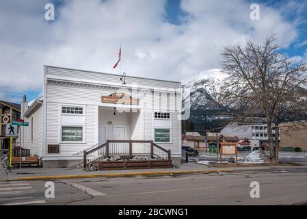 Canmore, Alberta - 4 avril 2020 : vue sur l'historique Canmore Miners Hall. Canmore était une importante communauté minière mais elle est maintenant axée sur le tourisme. Banque D'Images