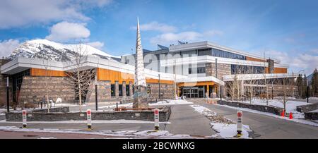 Canmore, Alberta - 4 avril 2020 : vue sur la façade extérieure de Elevation place, centre récréatif de Canmore, lors d'une belle journée d'hiver. Banque D'Images