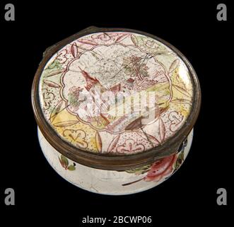 Snuffbox. L'art de la peinture sur l'émail a prospéré en Angleterre pendant la deuxième moitié du XVIIIe siècle. Un bijoutier français, Jean Tououtin, avait développé une nouvelle technique de peinture sur l'émail, dans laquelle une base d'or était recouverte d'abord d'émail blanc, puis peinte avec un dessin. Banque D'Images