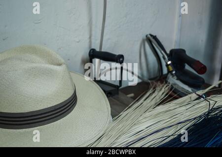 La fabrication de Panama Hats dans un atelier d'artisan Banque D'Images