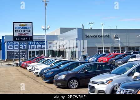 Montréal, Canada - 4 avril 2020 : concession Chevrolet Buick et GMC avec stationnement et voitures le jour ensoleillé. Ils sont les plus populaires et reconnaissables automo Banque D'Images