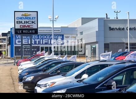 Montréal, Canada - 4 avril 2020 : concession Chevrolet Buick et GMC avec stationnement et voitures le jour ensoleillé. Ils sont les plus populaires et reconnaissables automo Banque D'Images