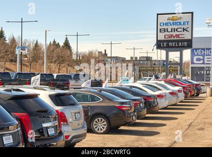 Montréal, Canada - 4 avril 2020 : concession Chevrolet Buick et GMC avec stationnement et voitures le jour ensoleillé. Ils sont les plus populaires et reconnaissables automo Banque D'Images