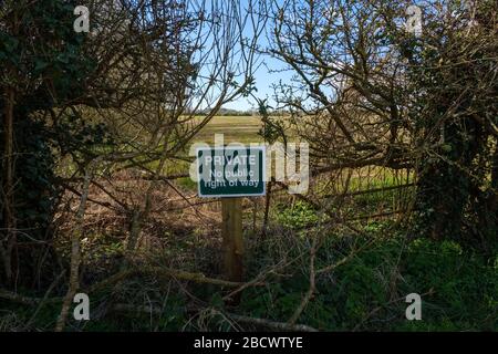 Privé, pas de signe de droit de passage à la limite d'un champ agricole dans Warwickshire, Royaume-Uni Banque D'Images