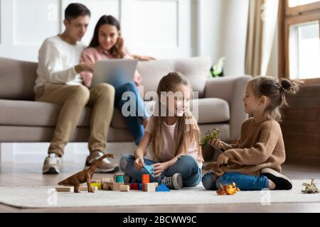 Bonne famille de quatre personnes qui passent du temps libre dans le salon. Banque D'Images