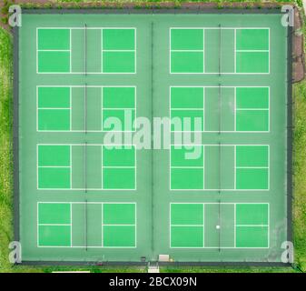 Vue aérienne en haut vers le bas du centre sportif communautaire, courts de tennis de badminton verts Banque D'Images