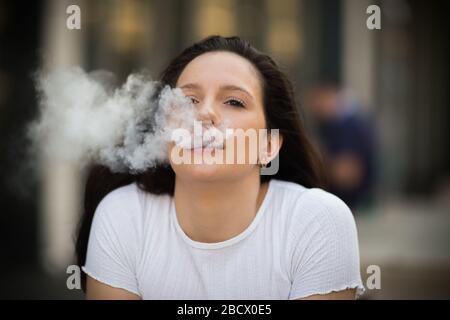 une jeune femme vaporisant Banque D'Images