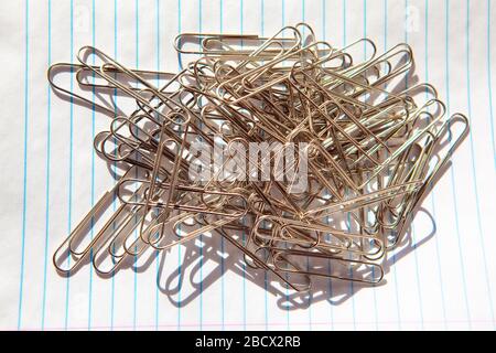 pile de trombones sur fond blanc Banque D'Images