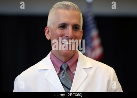 St. Louis, États-Unis. 05 avril 2020. Le Dr Alex Garza, du Groupe de travail sur la pandémie métropolitaine de St. Louis, s'entretient avec les journalistes après avoir fait le point quotidien sur le coronavirus, à St. Louis, le dimanche 5 avril 2020. Garza, qui est le directeur médical en chef, responsable de la qualité, de la sécurité des patients, de l'analyse clinique et du positionnement de SSM Health, a occupé le poste de directeur médical au département américain de la sécurité intérieure, nomination qu'il a reçue du président Barack Obama. Photo de Bill Greenblatt/UPI crédit: UPI/Alay Live News Banque D'Images