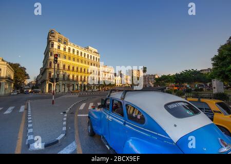 La Havane, Cuba – 16 février 2020 : des taxis aux couleurs vintage attendent les touristes à proximité du Capitole national (El Capitolio) sur le Paseo del Prado str Banque D'Images