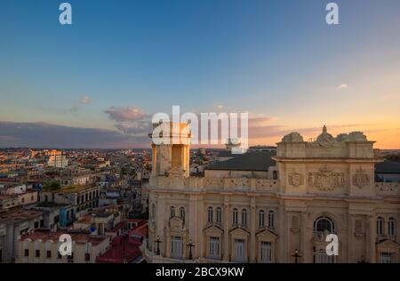 Vue panoramique sur la vieille Havane et les rues colorées de la vieille Havane dans le centre historique de la ville (la Havane Vieja) près du Paseo El Prado et du Capitolio Banque D'Images