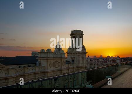 Vue panoramique panoramique sur le centre historique de la Havane (la Havane Vieja) et Capitolio au coucher du soleil depuis la terrasse sur le toit de l'hôtel de luxe avec piscine Banque D'Images