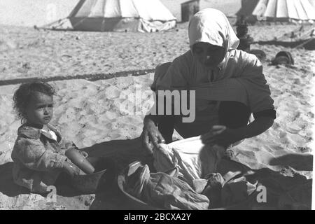 English Une Femme Yemenite Et Son Enfant Devant Leur Tente Au Quartier D Ezra Ubitzaron A Rischon Lezion U U U O U U U U I O E E I U Epi U O O E C I I Epi O C E C I I U U U O U 01 03