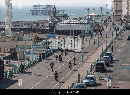 Pendant COVID-19. Les gens marchent et marchent à vélo sur Madiera Drive, Brighton Banque D'Images