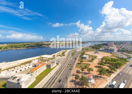 Vue panoramique sur la vieille Havane, les rues de la vieille Havane et la baie de la Havane dans le centre historique de la ville (la Havane Vieja) près du Paseo El Prado et de Malecon Banque D'Images