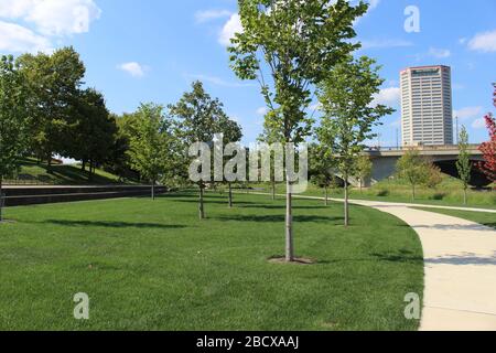 Vue magnifique sur le centre-ville de Columbus, Ohio, Scioto River West Broad Bridge, construction de routes, parc de Gênes et sentier de promenade Alexander Park Banque D'Images