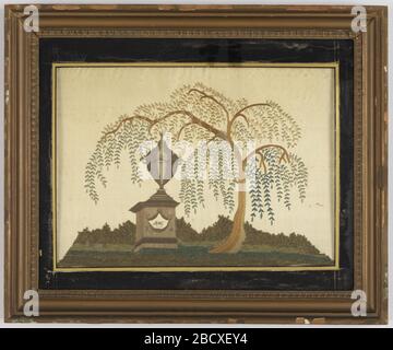 Échantillonneur de deuil. Recherche en ProgressRectangle image brodée montrant une tombe ou un mémorial inscrit 'RMG' sous l'ombre d'un saule. Brodée en soie multicolore sur satin de soie crème. Le fil chenille lourd est utilisé pour l'herbe. De l'école Balch à Providence(?). Échantillonneur de deuil Banque D'Images