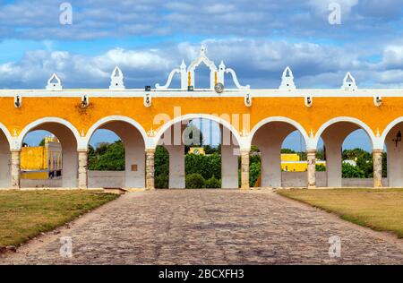 Les arches jaunes colorées du couvent franciscain à Izamal près de Mérida et Cancun, péninsule du Yucatan, Mexique. Banque D'Images