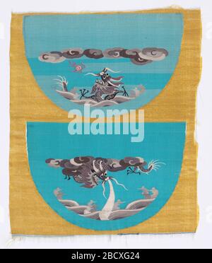 Accessoires de costume non coupés. Recherche dans ProgressUncut pièces pour accessoires de costume ont un sol jaune et bleu avec des dragons, des nuages, des roches et des vagues dans de nombreuses nuances de gris. Accessoires de costume non coupés Banque D'Images