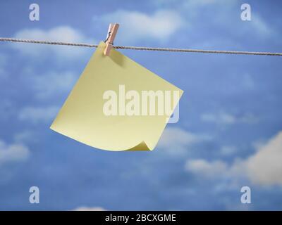 Notez le papier accroché sur le clothesline avec le joli ciel bleu Banque D'Images