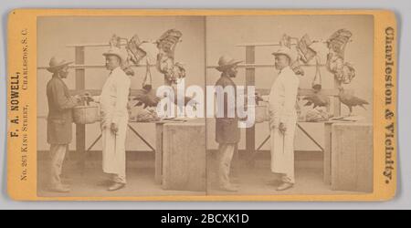 Scène de marché. Une photo stéréographe marron rougeâtre d'une scène de magasin de boucher. Sur l'image, deux hommes se tiennent devant une exposition de viande qui semble être mise en scène dans un studio de photographie. L'homme à gauche porte des khakis, un manteau et un chapeau avec une visière arrière tournée vers le haut. Scène de marché Banque D'Images