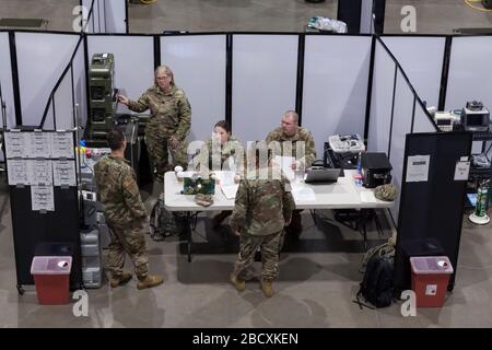 Les soldats sont informés à l'hôpital de campagne du Centre d'événements de terrain CenturyLink à Seattle le 5 avril 2020. L'hôpital chirurgical de l'armée mobile, actuellement pour les cas non-COVID-19, comprend du personnel médical militaire de plusieurs unités, y compris les soldats du 10ème hôpital de campagne du 627ème Hospital Center à fort Carson, Colorado, la 62ème Brigade médicale de la base conjointe Lewis-McChord, Washington et d'autres. Les responsables ont déclaré que l'hôpital est maintenant prêt à accepter les patients. Banque D'Images