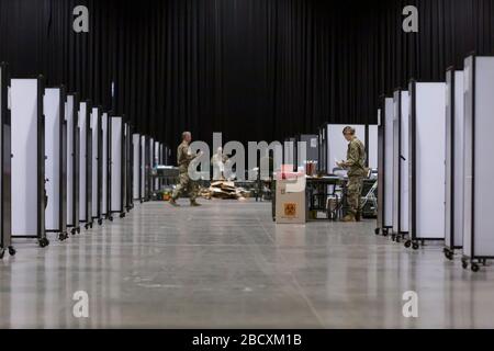 Les soldats travaillent à la préparation de l'hôpital de campagne du Centre d'événements de terrain CenturyLink à Seattle le 5 avril 2020. L'hôpital chirurgical de l'armée mobile, actuellement pour les cas non-COVID-19, comprend du personnel médical militaire de plusieurs unités, y compris les soldats du 10ème hôpital de campagne du 627ème Hospital Center à fort Carson, Colorado, la 62ème Brigade médicale de la base conjointe Lewis-McChord, Washington et d'autres. Les responsables ont déclaré que l'hôpital est maintenant prêt à accepter les patients. Banque D'Images