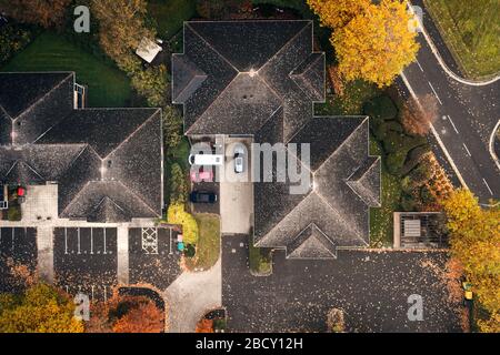 Toit de maison en haut à hazy autumnal matin au Royaume-Uni - haut en bas point de vue drone Banque D'Images
