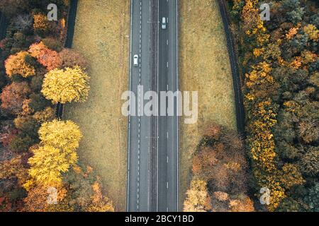 Vue aérienne en haut sur l'autoroute à deux voies, une journée d'automne brumeuse au Royaume-Uni Banque D'Images