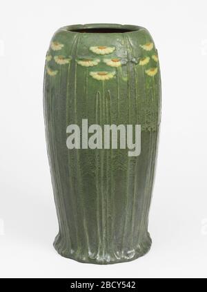 Vase. Recherche dans le corps d'argile ProgressBuff-coloré, lancé. Ovoïde allongé avec base légèrement torchère et forme libre, bord incurvé au large de l'épaule. Modélisé en relief faible avec des feuilles pointues atténuées, et autour de l'épaule six groupes de quatre daisies chacun. Vase Banque D'Images