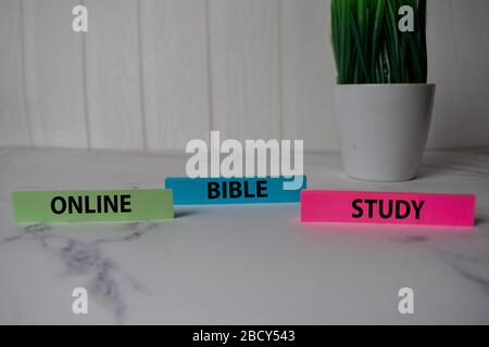 Étude de la Bible en ligne écrire sur une note collante isolée sur le bureau. Banque D'Images