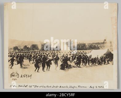 3de 366 Inf 92ème div. Au forage de masque à gaz Ainvelle Vosges France 8 août 1918. Photo en noir et blanc représentant des soldats du 3ème Bataillon, 366ème Infantry, 92ème Division, participant à un exercice de masque à gaz. Les soldats sont debout, en marche et à genoux pendant que des bouffées de gaz remplissent l'air. 3de 366 Inf 92ème div. Au forage de masque à gaz Ainvelle Vosges France 8 août 1918 Banque D'Images