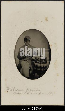 Portrait de Tintype du soldat de l'USCT William Johnson. Tintype du soldat de l'USCT William Johnson montré en portrait complet. Johnson est assis et fait face à la caméra, avec son coude gauche et sa main reposant sur la table recouverte d'un tissu orné. Portrait de Tintype du soldat de l'USCT William Johnson Banque D'Images