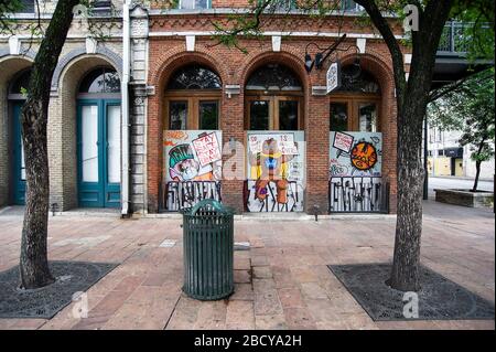 05 avril 2020: Le centre-ville de Sixth Street est embarqué pour empêcher les gens d'entrer dans l'entreprise fermée en raison d'un abri en ordre, l'art graffiti donne une expression sur la pandémie de Covid-19. Autrefois un endroit dynamique pour les touristes et les habitants du coin pour faire du saut au bar pour écouter de la musique live, c'est une ville fantôme. Austin, Texas. Mario Cantu/CSM. Banque D'Images